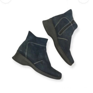 La Canadienne Suede Booties
